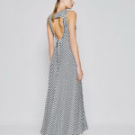 Φόρεμα ριγέ με ανοιχτή πλάτη