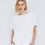 Blouse with pleats at the back