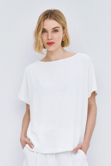 Blouse with pleats at the back