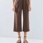 Short pleated pants with turn-up cuffs
