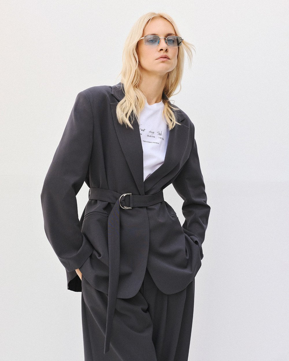 64-1009-COAL-02-1000x1250h Blazer with pleated back and belt - Image 1