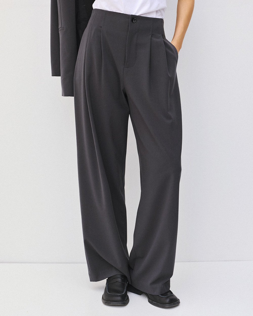 64-5007-COAL-02-1000x1250h High-rise pants with pleats - Image 1
